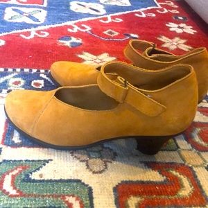 Arche mustard, 2.5” heals. Chic and unique. Elegant and very comfortable